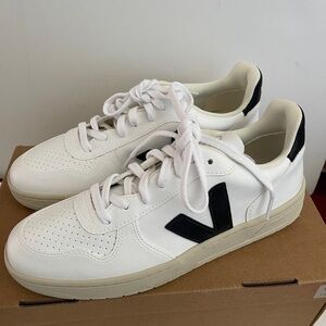 Veja mens V-10 low sneakers size 42/9 NEW